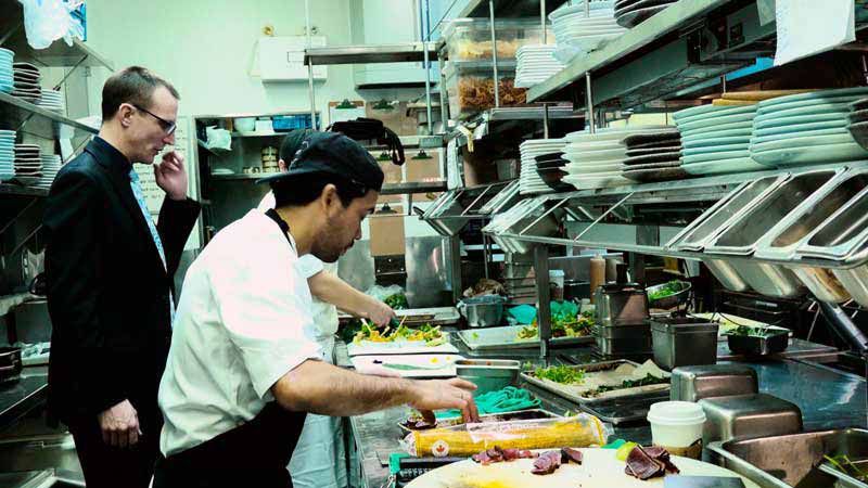 COVID-19 Toronto dine-in restaurants, bars, nightclubs, and theatres will be closed