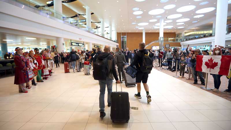 Canada welcomes second charter flight for Ukrainians in Montréal