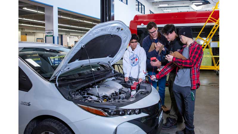 🧑🔎 Centennial College Amps Up Electric Vehicle Training 🚗