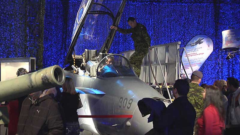 🚗 2009 Canadian International AutoShow. Canadian Forces