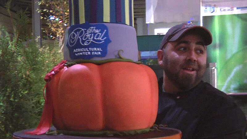 👑🐄🚜🎂 2010 Royal Agricultural Winter Fair. Royal Cake