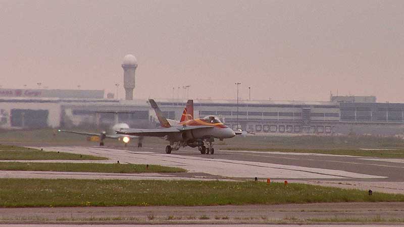 ✈️ 2011 Canadian International Air Show. 2011 CF-18 Arrive