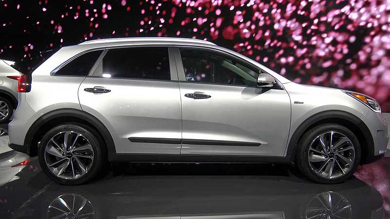 🚗 2016 Canadian International AutoShow. Kia Niro Hybrid Unveiled