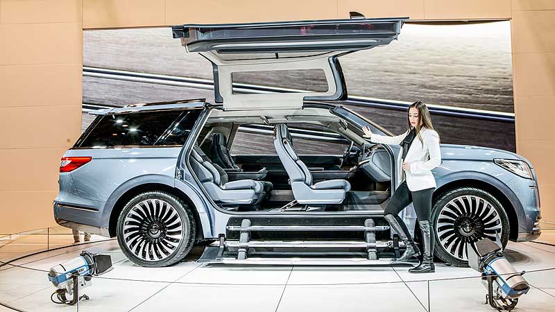 🚗 2017 Toronto AutoShow Continues to Draw Record Crowds