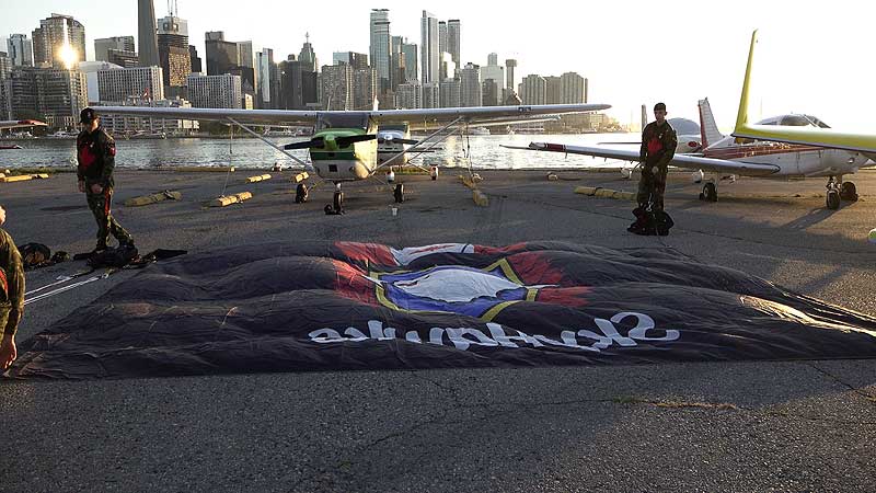 ✈️🪂 2022 Air Show. The SkyHawks Parachute Deployment Demo at the Canadian International Air Show